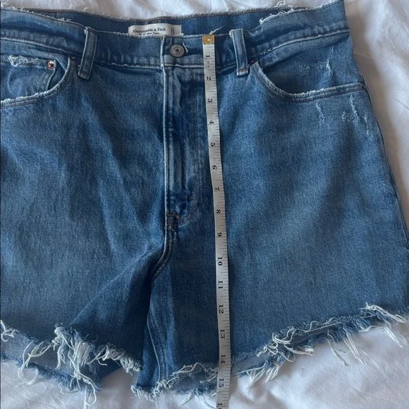 Abercrombie High Rise Dad Shorts in Medium Wash, 31 - Picture 6 of 7